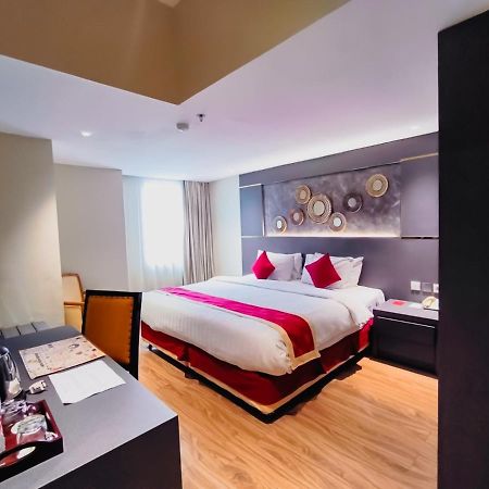 Hermes Palace Hotel Medan Exterior foto