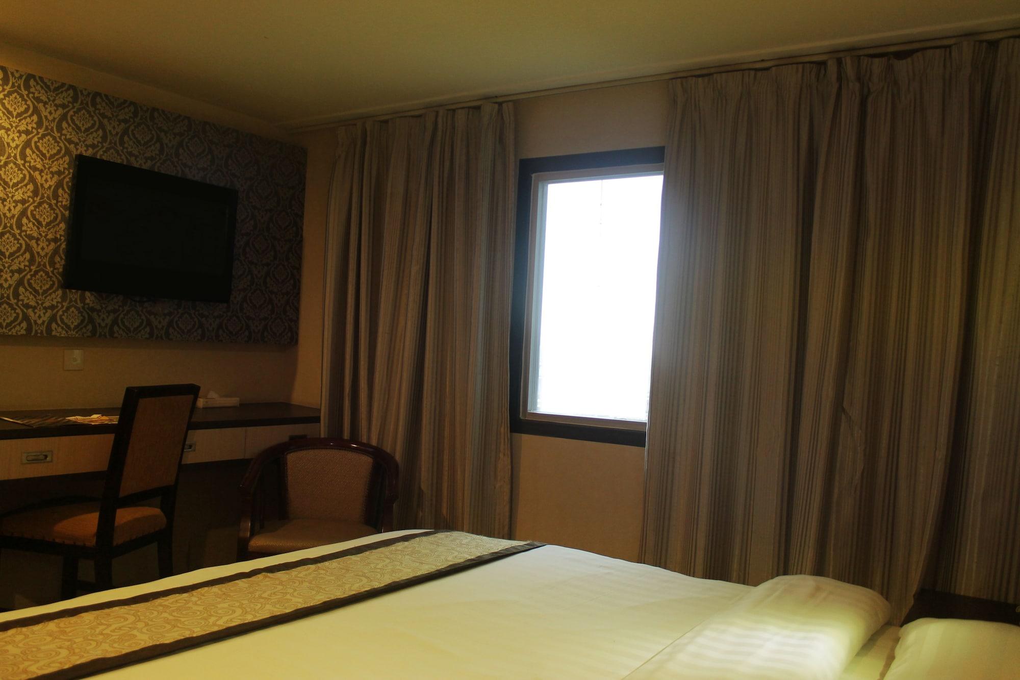 Hermes Palace Hotel Medan Exterior foto