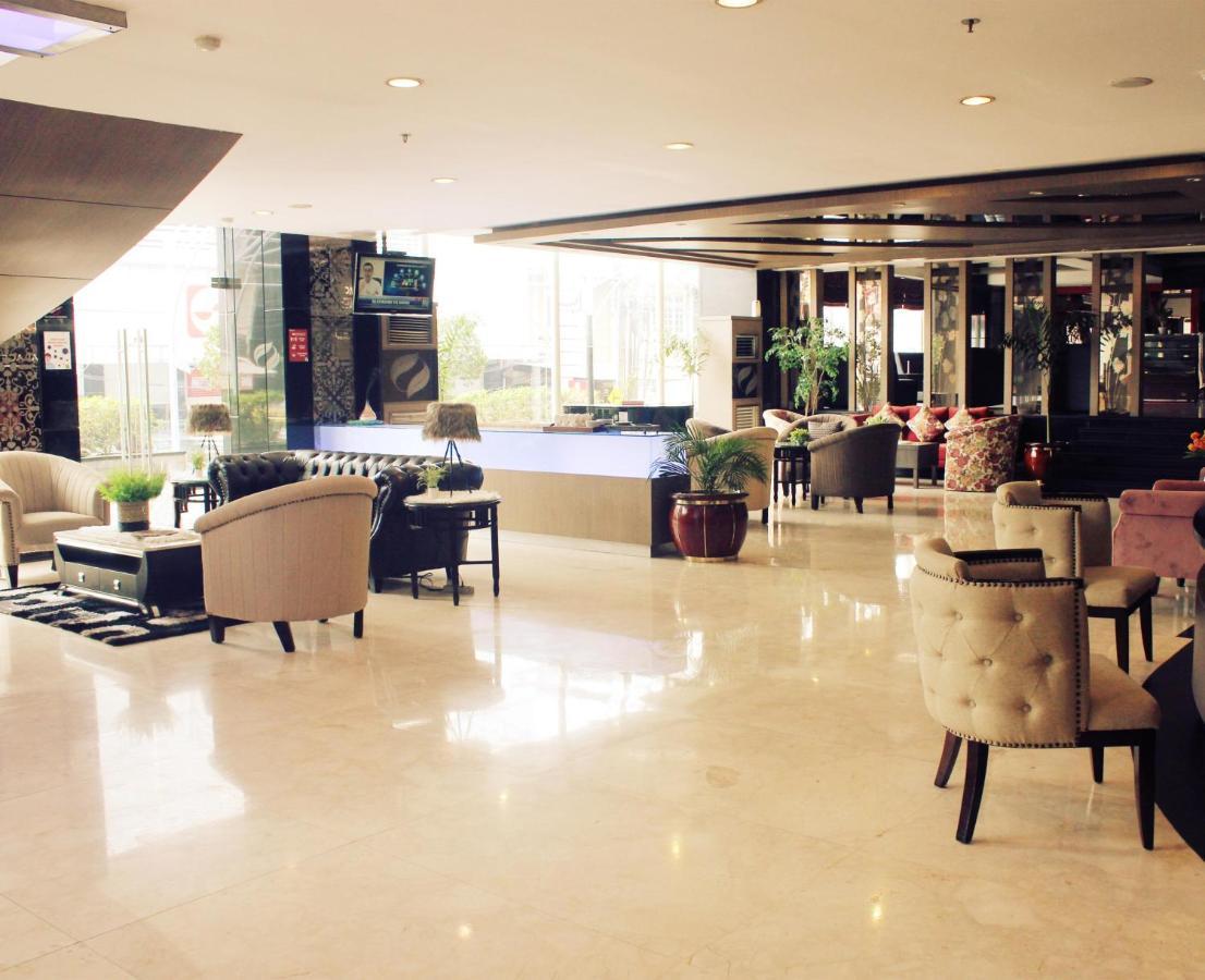 Hermes Palace Hotel Medan Exterior foto