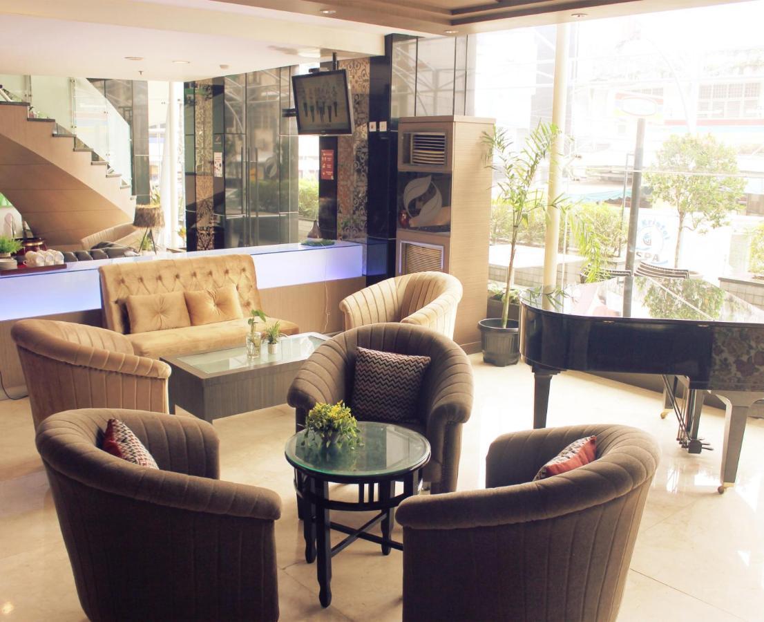 Hermes Palace Hotel Medan Exterior foto