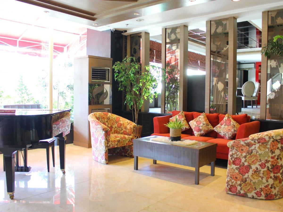 Hermes Palace Hotel Medan Exterior foto
