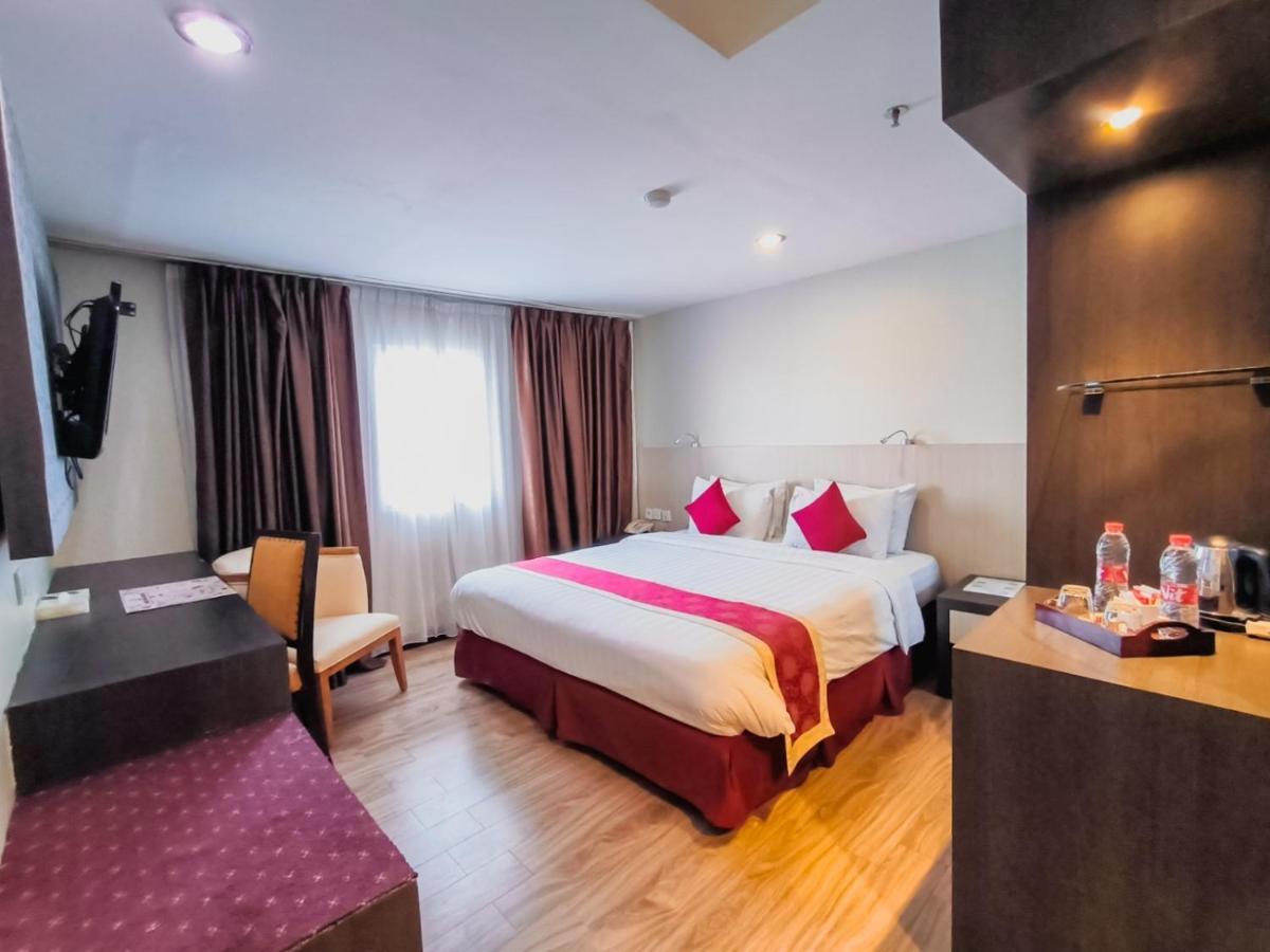 Hermes Palace Hotel Medan Exterior foto