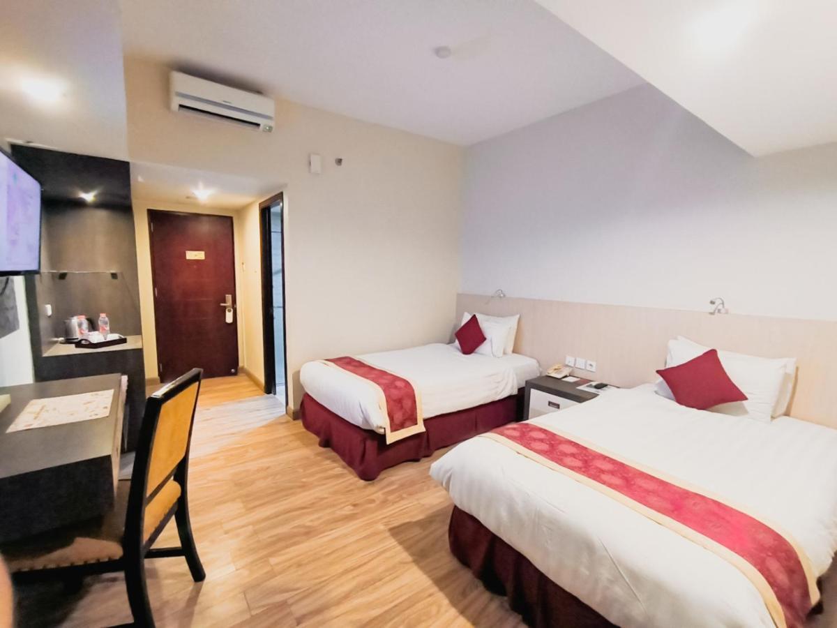 Hermes Palace Hotel Medan Exterior foto