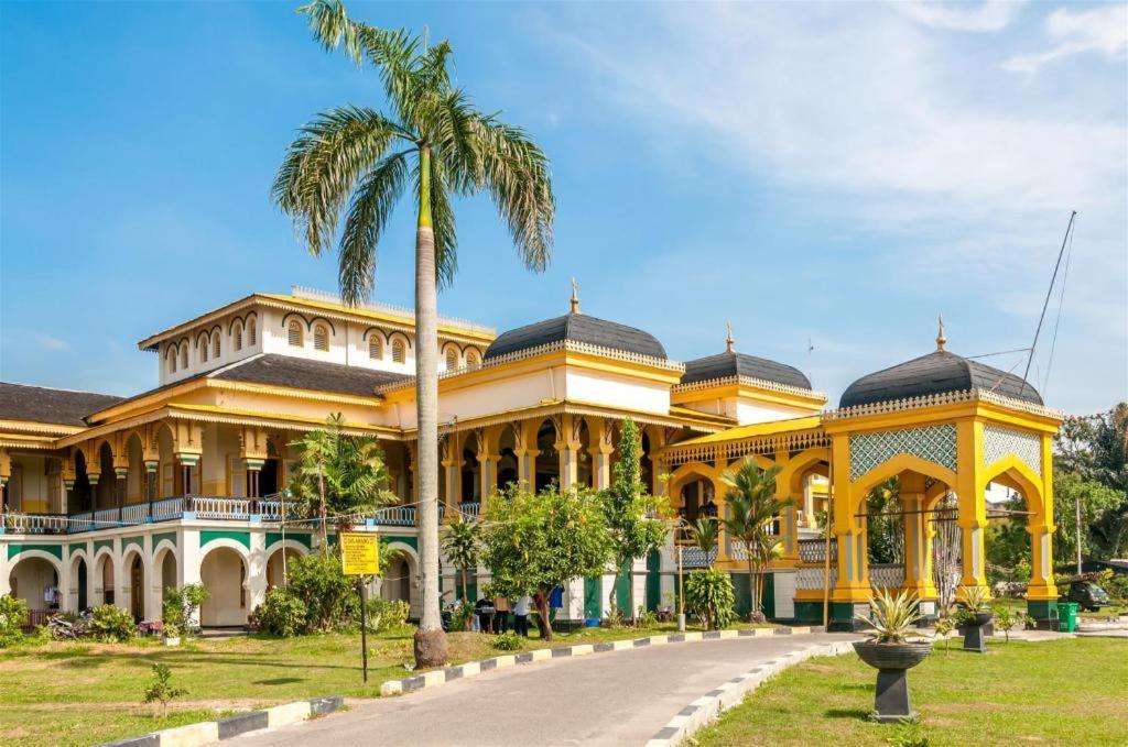 Hermes Palace Hotel Medan Exterior foto