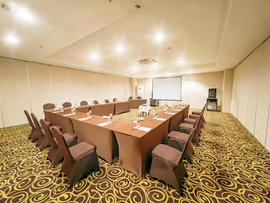Hermes Palace Hotel Medan Exterior foto