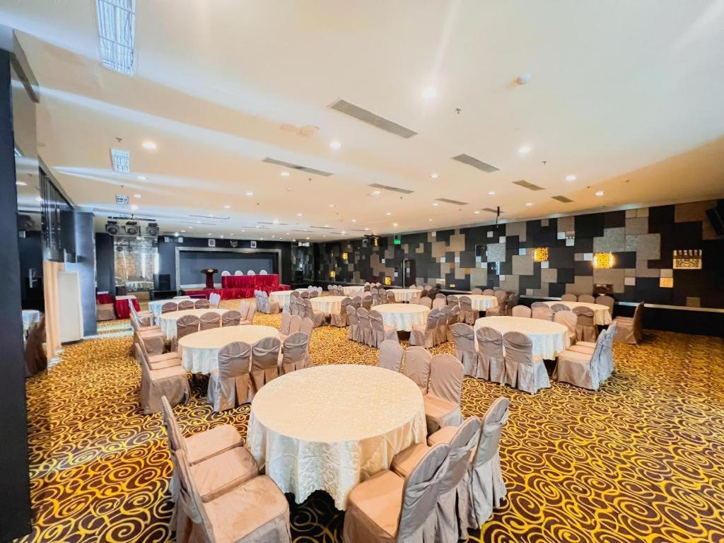Hermes Palace Hotel Medan Exterior foto