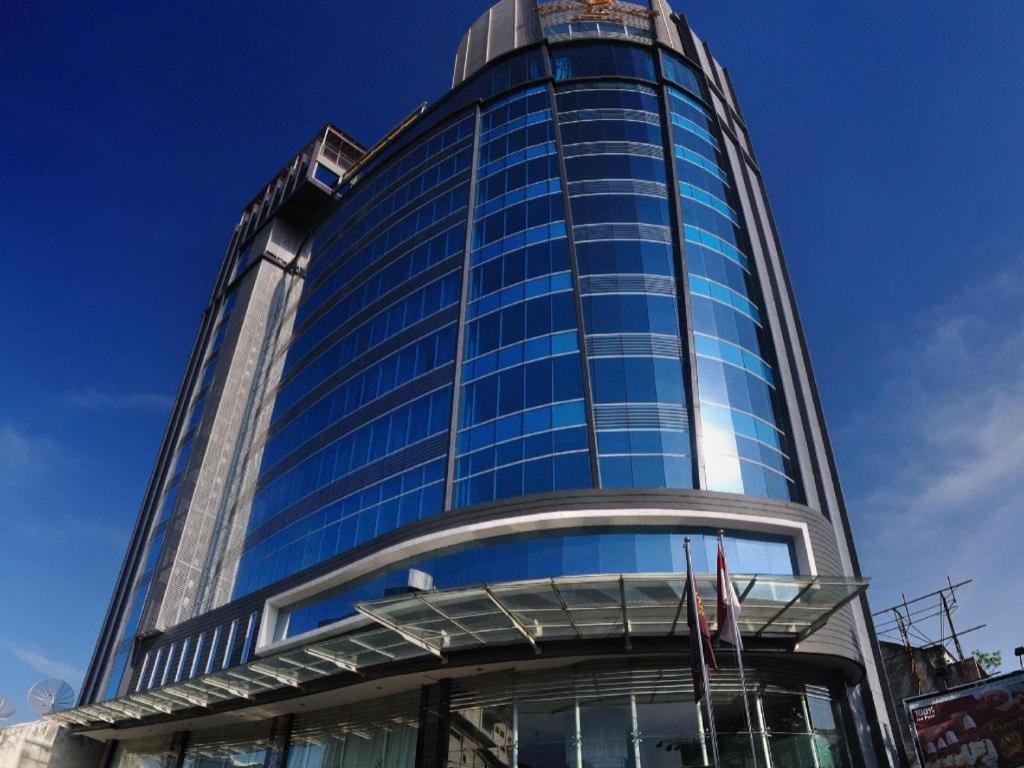 Hermes Palace Hotel Medan Exterior foto