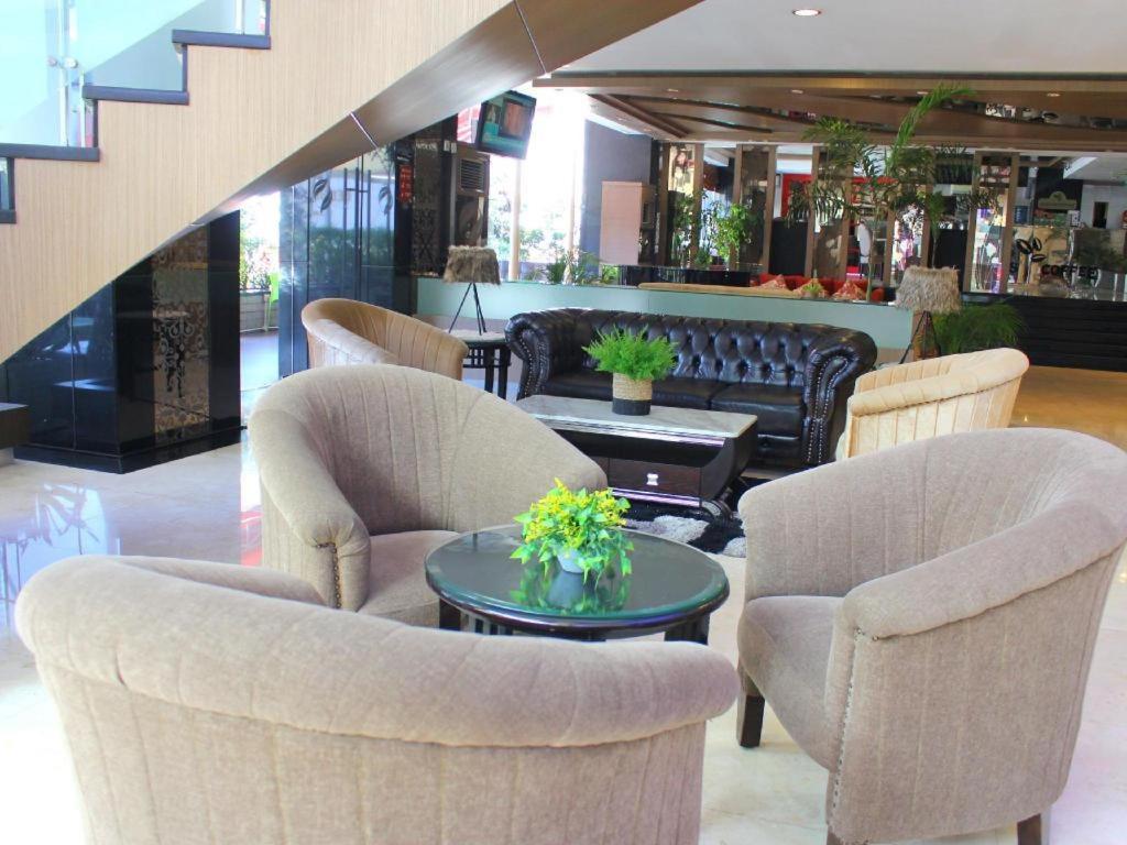 Hermes Palace Hotel Medan Exterior foto