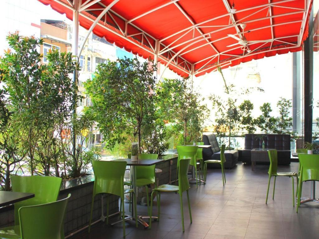 Hermes Palace Hotel Medan Exterior foto