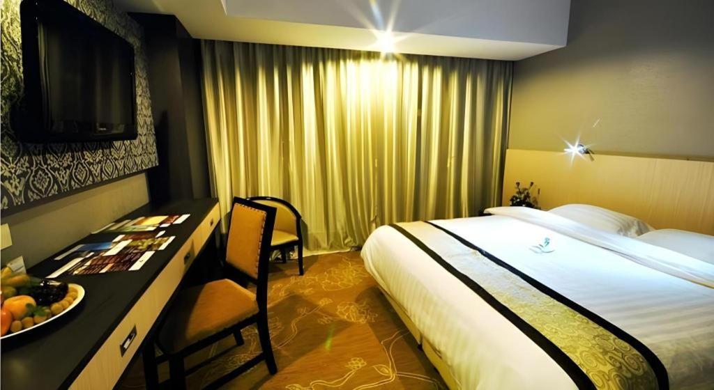Hermes Palace Hotel Medan Exterior foto