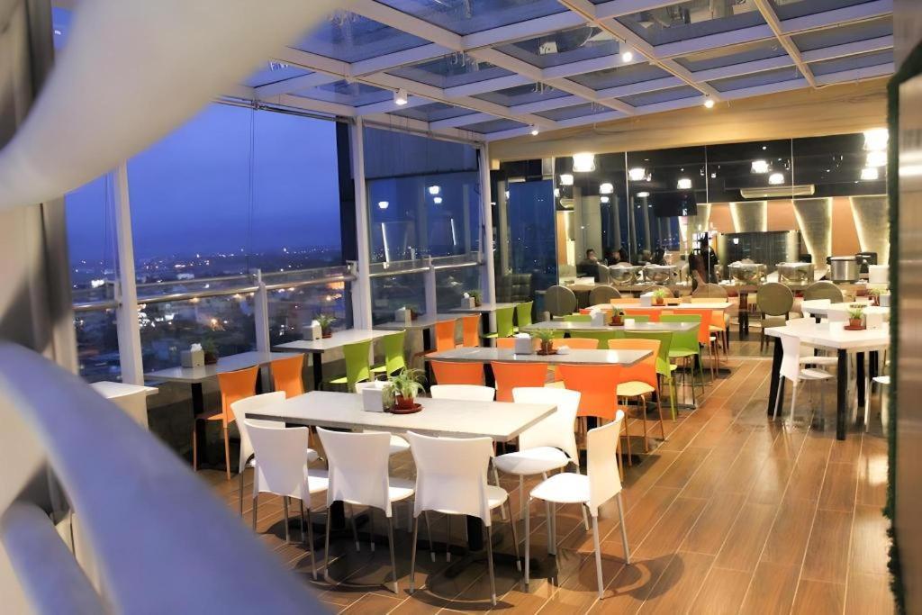 Hermes Palace Hotel Medan Exterior foto