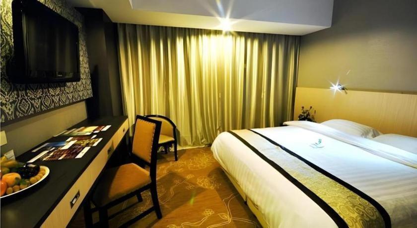 Hermes Palace Hotel Medan Exterior foto