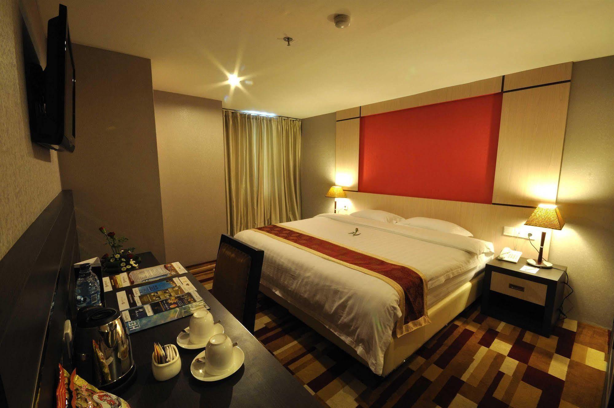 Hermes Palace Hotel Medan Exterior foto